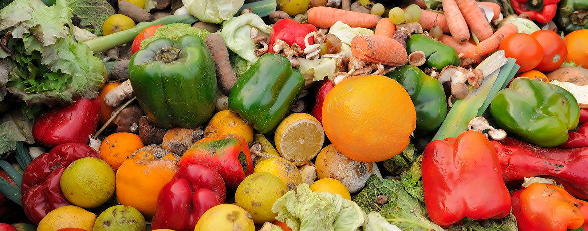 Haufen mit nicht mehr essbarem Obst und Gemüse