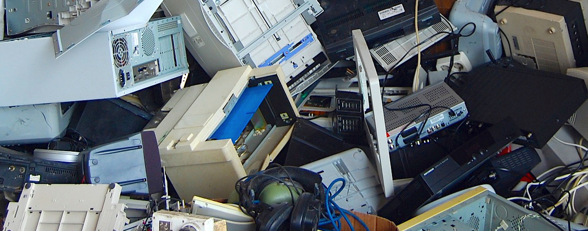 Ein Haufen mit alten Elektrogeräten z.B. Drucker, Computer, CD-Spieler und Videorekorder