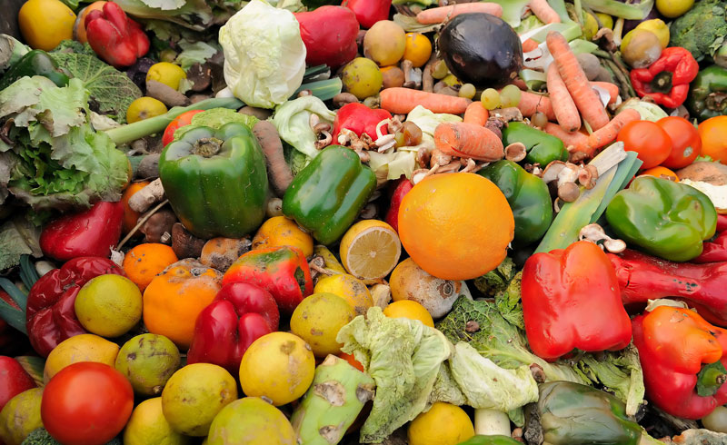 Haufen mit nicht mehr essbarem Obst und Gemüse