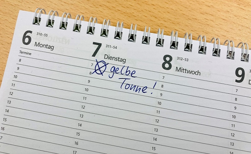 Kalender mit einem markierten Tag für die Abfuhr der gelben Tonne