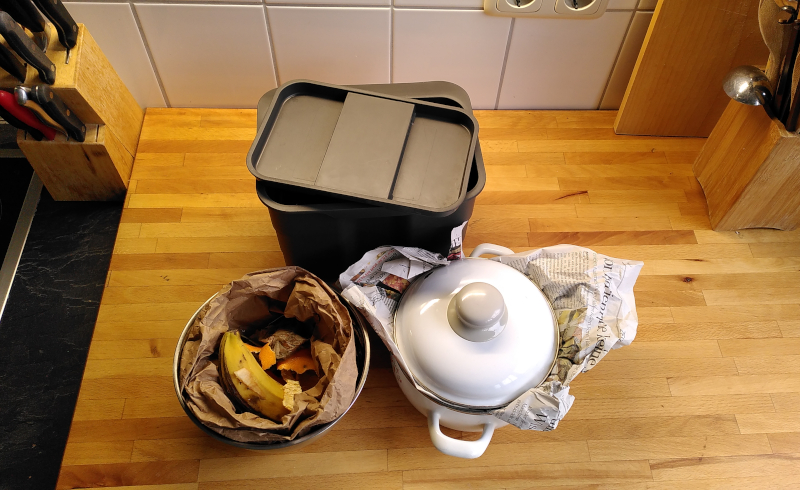 Sammelgefäße für Bio-Abfall in einer Küche