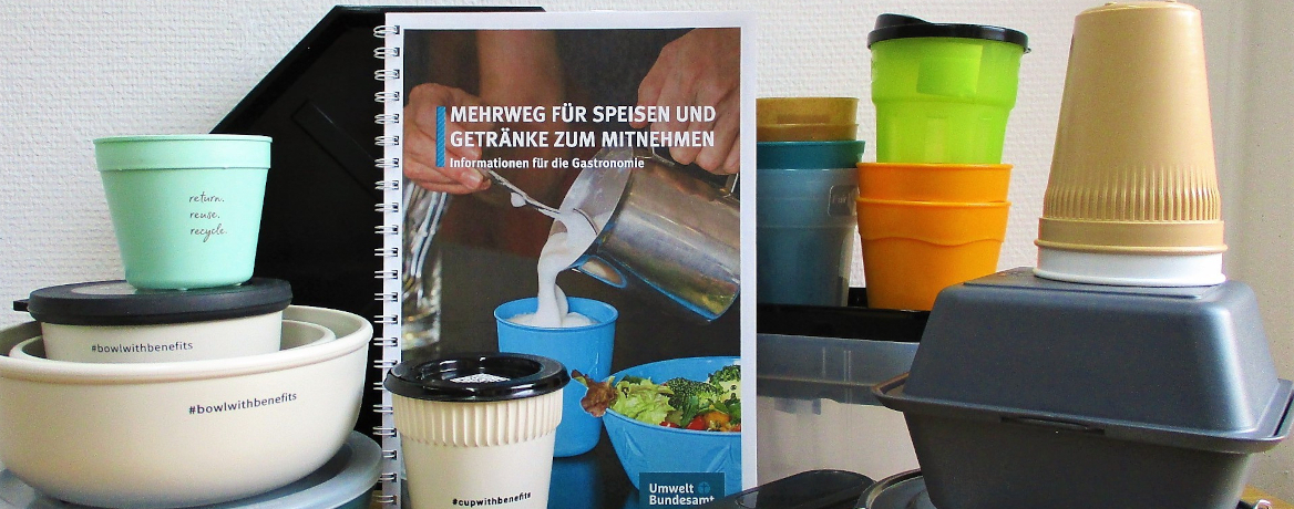 Verschiedene Mehrwegdosen und Informationsbroschüre zu Mehrweglösungen in der Gastronomie