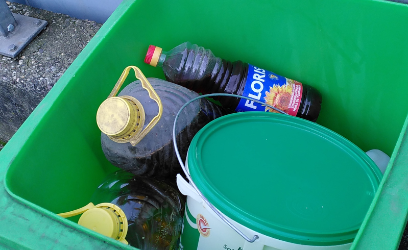 Bild Speisefett in Behältnissen in einer Tonne