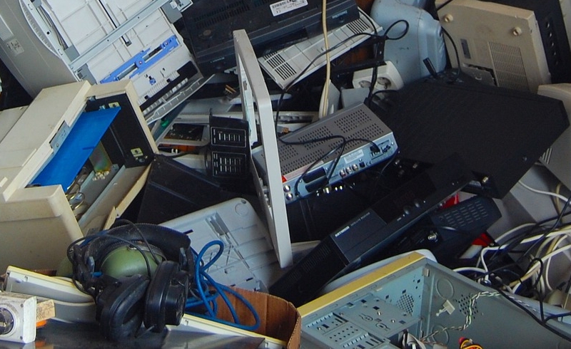 Ein Haufen mit alten Elektrogeräten z.B. Drucker, Computer, CD-Spieler und Videorekorder
